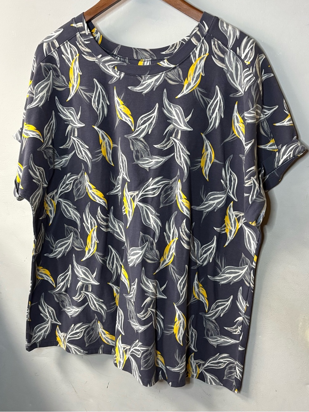 Denim & company Short-Sleeve size 1Xtop
Gray Leaf-Print Shirt with Yellow Accent
